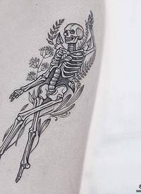 小臂骷髅骨架小清新花卉纹身图案