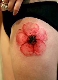 大腿红色的花蕊纹身图案