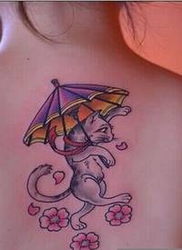 女生背部可爱的小猫雨伞花朵纹身
