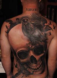 男性满背乌鸦骷髅纹身图案