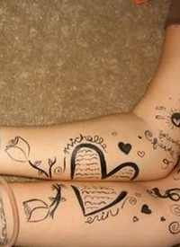 情侣心和英文涂鸦纹身