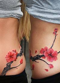 腰部美丽的中国风梅花纹身图案