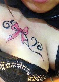 美女胸部性感彩绘蝴蝶结纹身图案