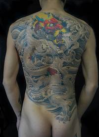 男性满背生动的彩绘海浪龙纹身图案
