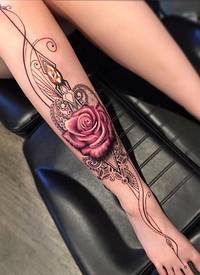 腿部绚丽玫瑰和逼真的钻石创意纹身图案