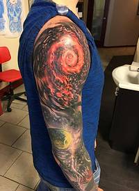 彩色时尚花臂纹身小宇宙纹身星球纹身图片