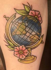 手臂上植物纹身素材花朵纹身和地球纹身图片