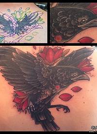 背部乌鸦花朵遮盖纹身图案