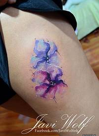 大腿性感彩色花卉纹身图案