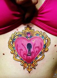 胸部心形宝石锁性感纹身图案