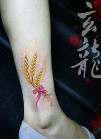女生腿部唯美的麦穗彩绘纹身图案