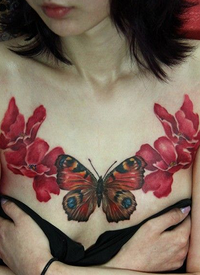 美女胸部盛开的花朵和蝴蝶纹身图案