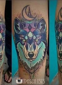 彩色的卡通狼头与月亮纹身图案