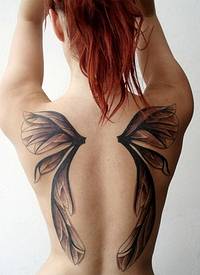 女生背部一对可爱的翅膀纹身图案