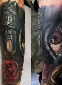 小臂神秘的眼睛与玫瑰森林纹身图案