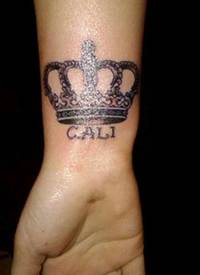 手腕上的皇冠和字母纹身图案