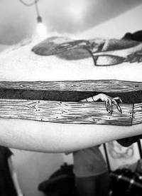 手臂简单的黑白木制棺材与僵尸手纹身图案