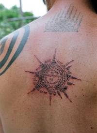 背部佛教符号与字符纹身图案
