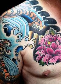 肩部彩色日本传统老虎与花纹身