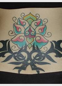 背部彩色花卉和黑色部落图腾纹身图案