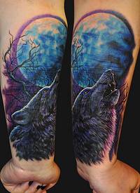 手臂彩色狼和月亮纹身图案