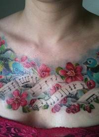 多彩的音符和鸟儿樱花胸部纹身图案