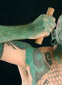 脸部全身绿色的蜥蜴人纹身图案