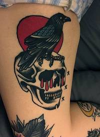 腿部彩色出血骷髅与乌鸦纹身图案