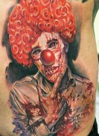 逼真的红头发小丑血腥纹身图案