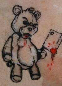 邪恶泰迪熊和斧头纹身图案