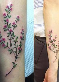 娇嫩的粉红色小花朵树枝手臂纹身图案