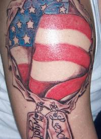 大臂美国国旗和狗标签皮肤撕裂纹身图案