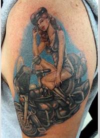 大臂彩色摩托车女孩纹身图案