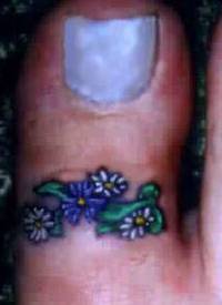 女性大脚趾上的彩色小束花纹身图片