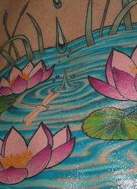 腰部彩色水池中的水荷花纹身