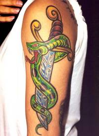 匕首和绿蛇纹身图案