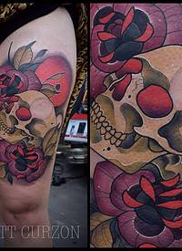 腿部彩色骷髅头与玫瑰纹身图案