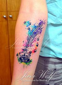 手臂水彩风格的墨水瓶与羽毛和猫爪纹身图案