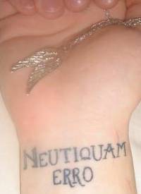 手腕neutiquam埃罗字母纹身图片