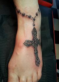 脚踝逼真的十字架脚链纹身图案