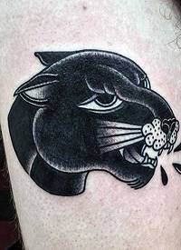 大腿黑色的豹头old school纹身图案