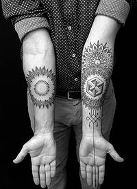 手臂令人难以置信的黑色梵花与几何纹身图案