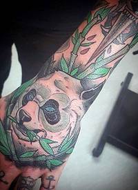 手背彩色的熊猫竹子纹身图案