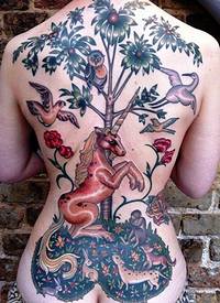 背部五彩的各种幻想动物纹身图案