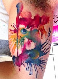 大臂内侧多色水彩风格的孔雀羽毛纹身图案