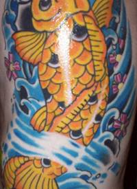 腰侧彩色锦鲤鱼与樱花纹身图案