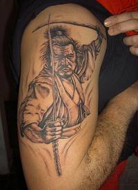 肩部黑灰勇敢的武士纹身图案