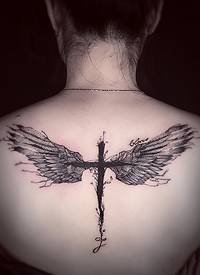 后背完美组合十字架和翅膀纹身图案