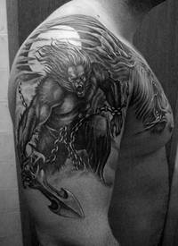 肩部黑灰风格狼人战士纹身图案