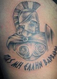 大臂浅色的斯巴达勇士与字母纹身图案